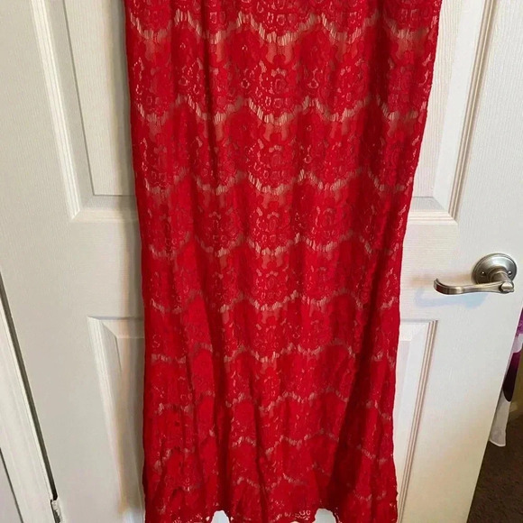 ❤️ Betsy & Adam Red Lace Gown - Picture 4 of 6